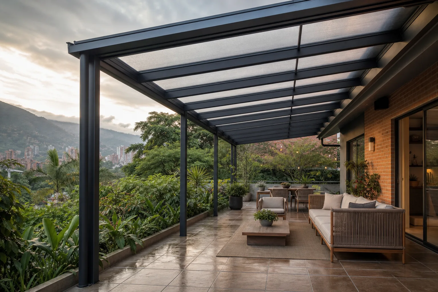 Terraza residencial en Medellín cubierta con una pérgola metálica de techo translúcido