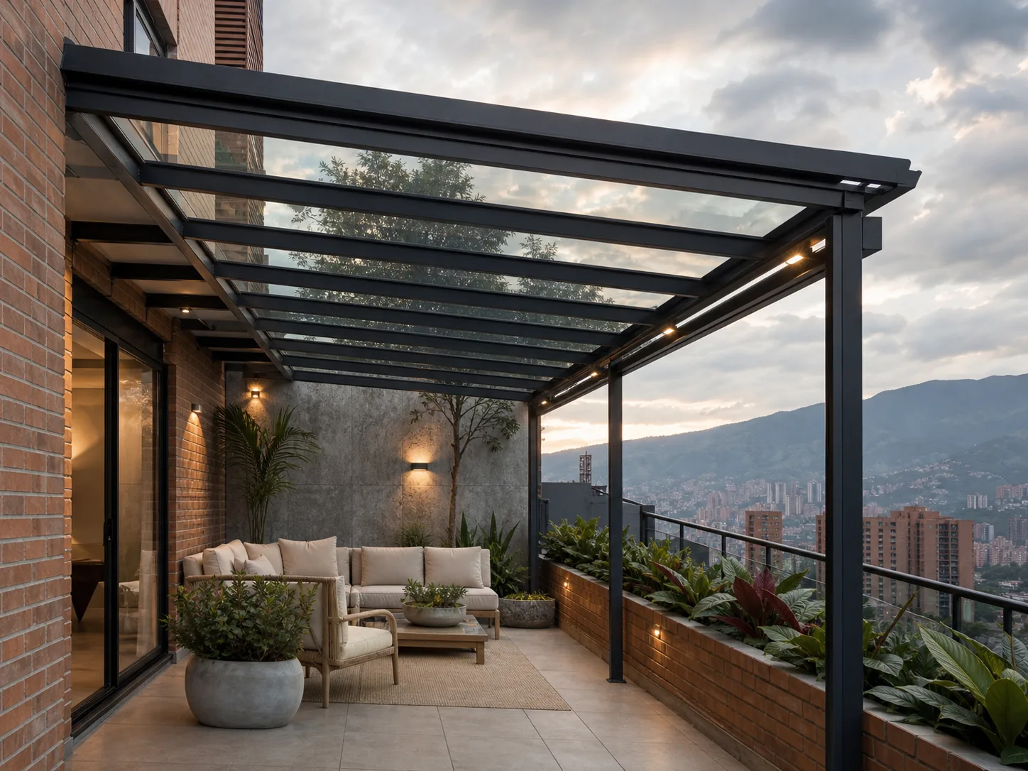 Pérgola con vidrio templado en Medellín Cubierta transparente de vidrio templado soportada por una estructura metálica en Medellín