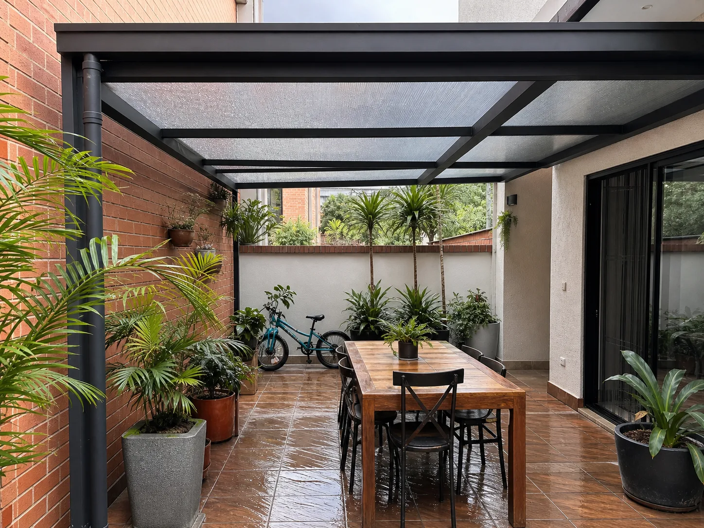 Referencia visual de un patio familiar en Sabaneta con pérgola y cubierta traslúcida
