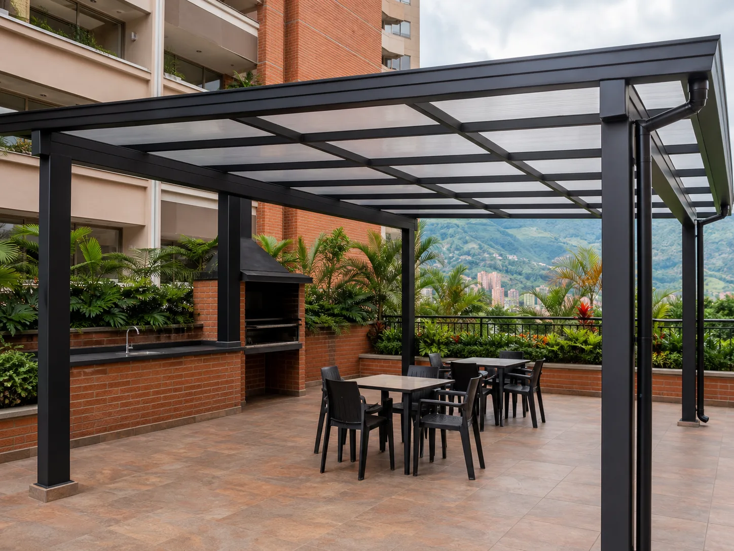 Referencia visual de una zona social en Medellín protegida con pérgola de estructura metálica