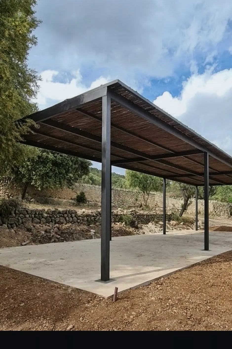 Pérgola comercial amplia para espacio exterior en Medellín