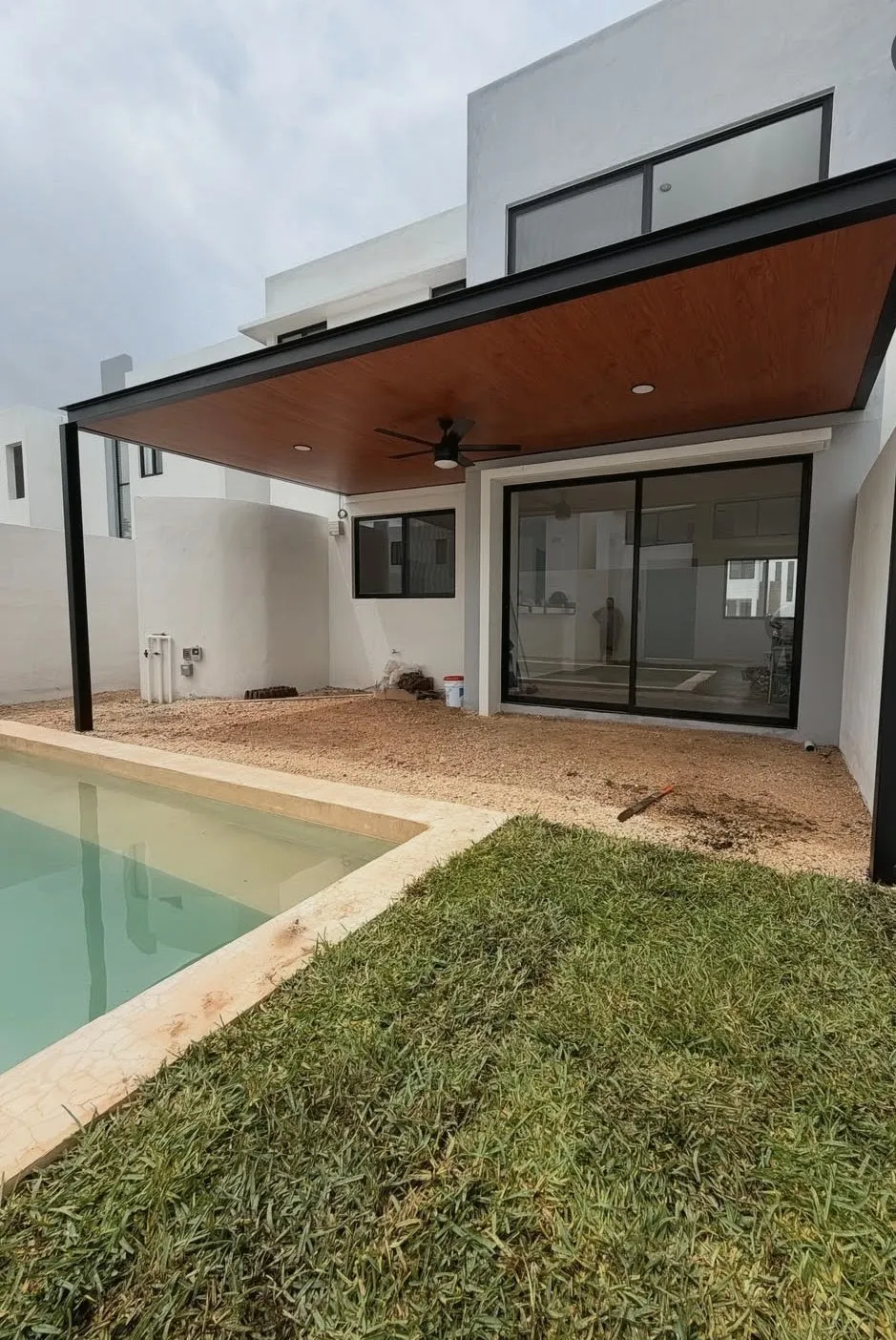 Pérgola instalada en terraza residencial con piscina en Medellín